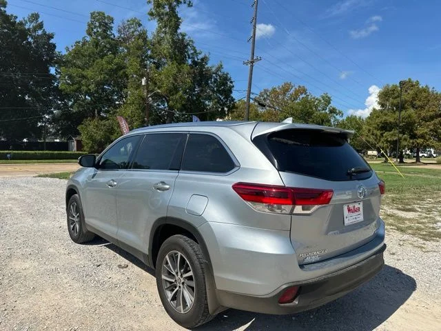 Used 2019 Silver Toyota XLE image 9
