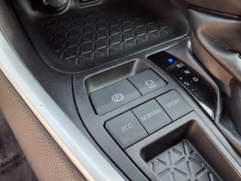 2022 Toyota RAV4 XLE - Photo 24