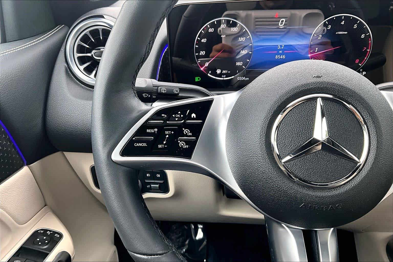 Certified Used 2025 Polar White Mercedes-Benz GLB 250 image 24