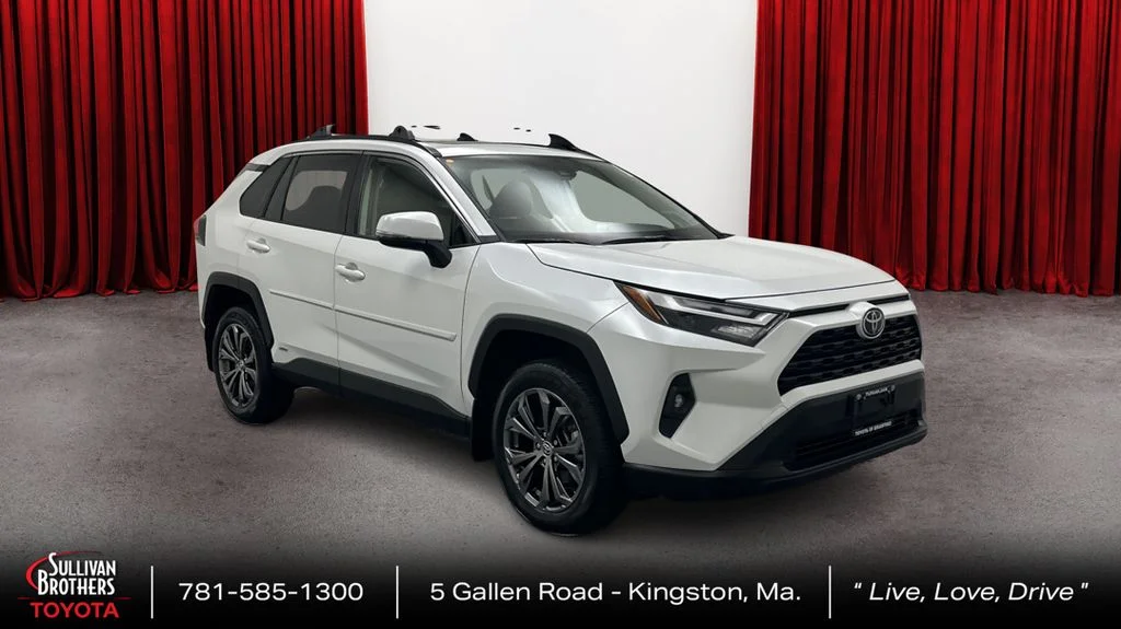 Certified Used 2025 Beige Toyota XLE Premium image 3
