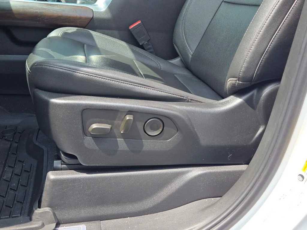 Used 2022 White GMC SLT image 27