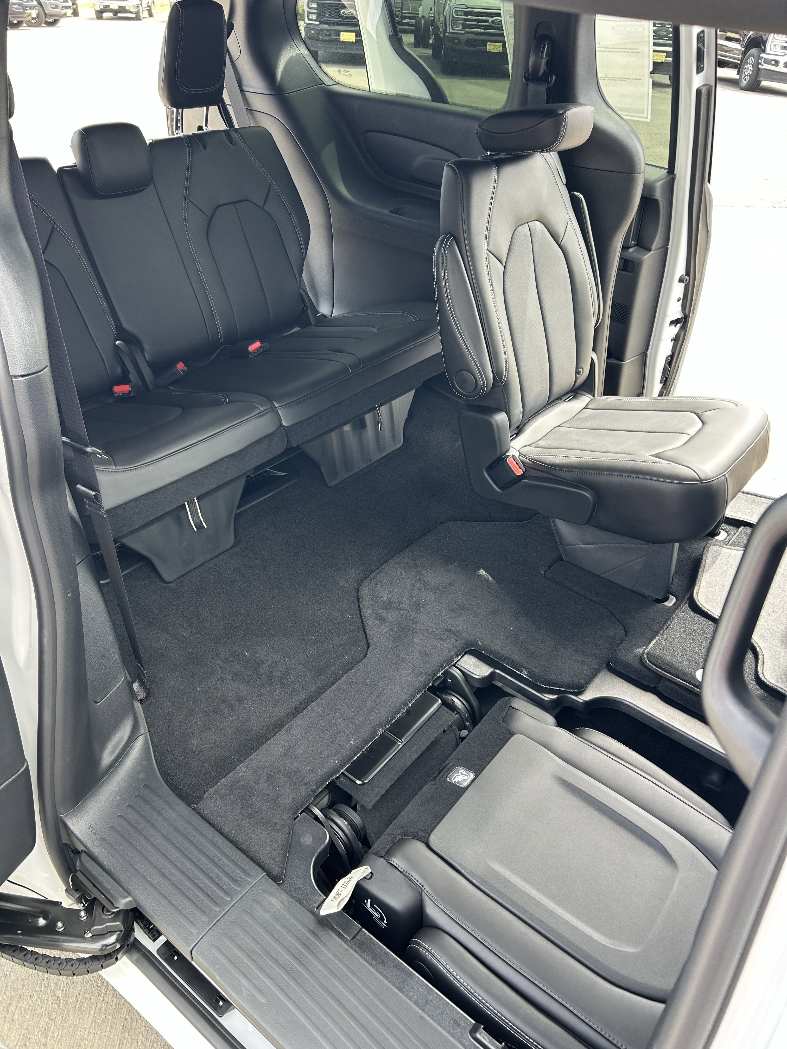 New 2026 Bright White Clearcoat Chrysler Select image 12