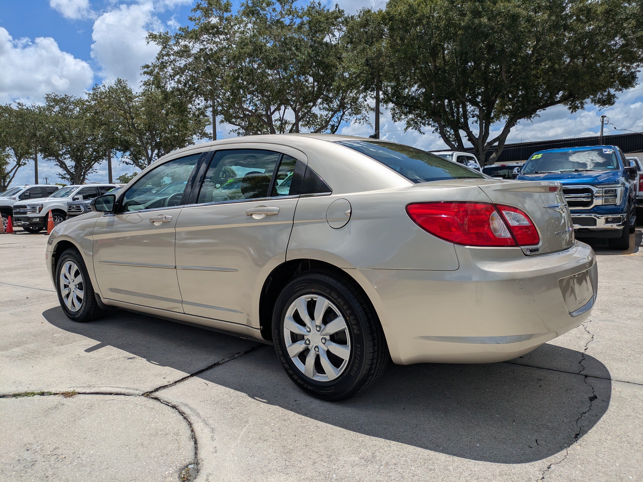 Used 2007 Linen Gold Pearl Metallic Chrysler Base image 6