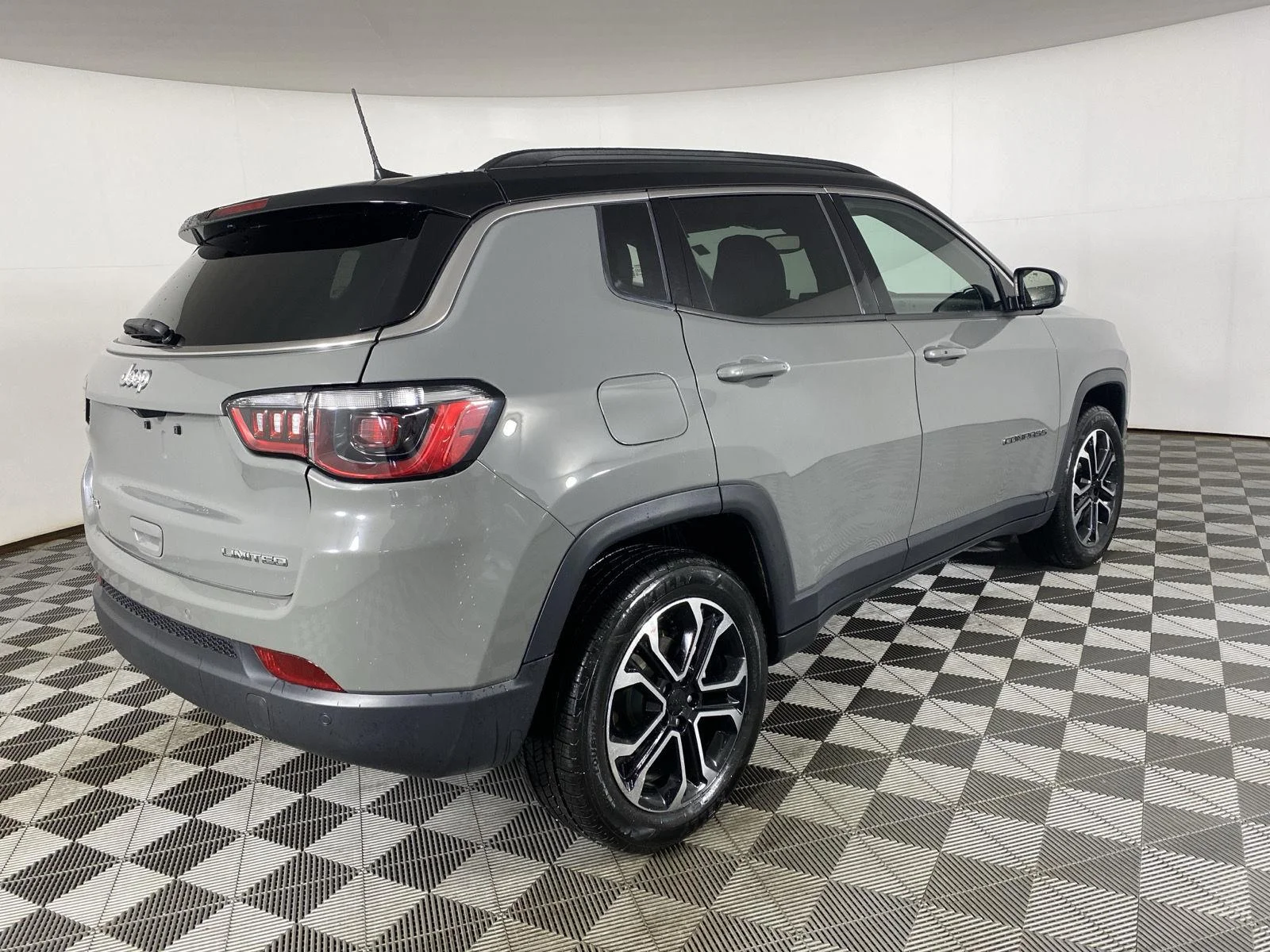 Used 2024 Sting-Gray Clearcoat Jeep Limited image 7