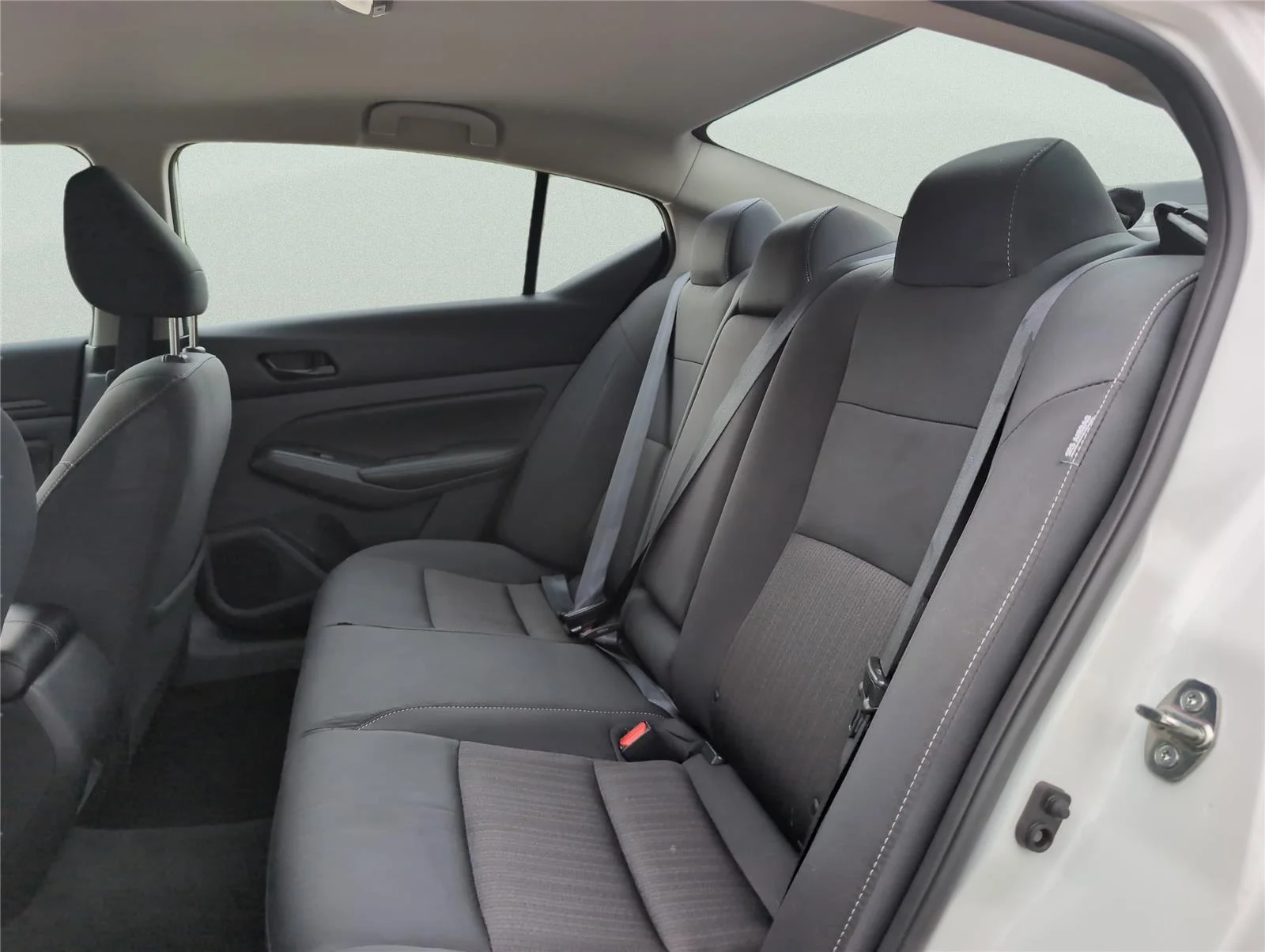 Used 2025 Glacier White Nissan SV image 31