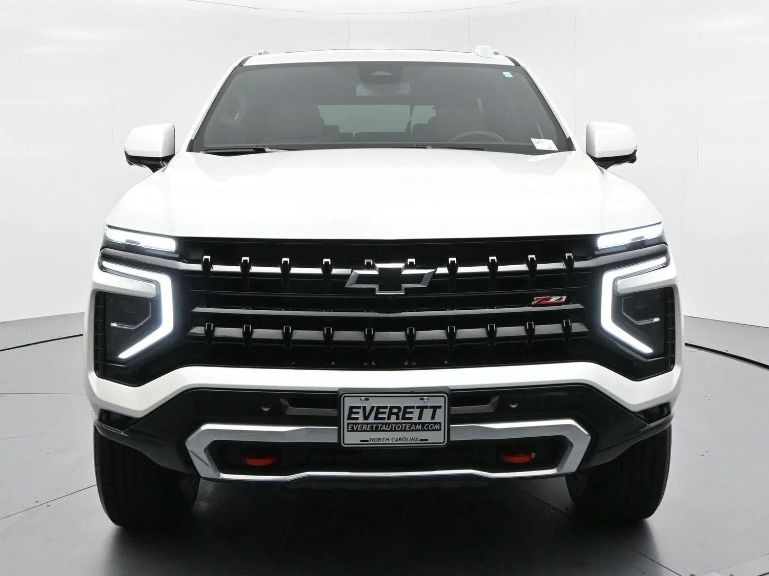Used 2025 Iridescent Pearl Tricoat Chevrolet Z71 image 2
