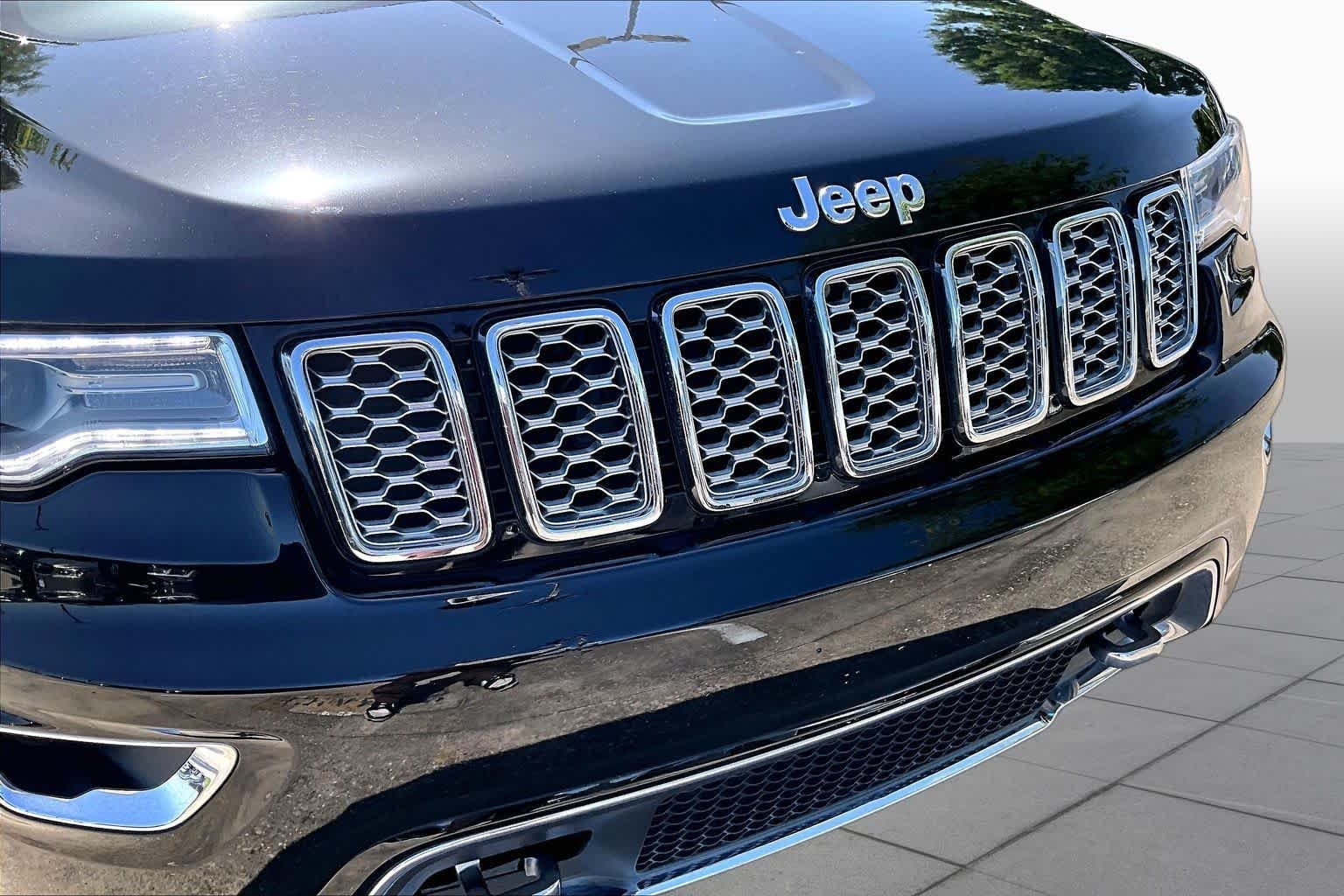 Used 2018 Diamond Black Crystal Pearlcoat Jeep Overland image 28
