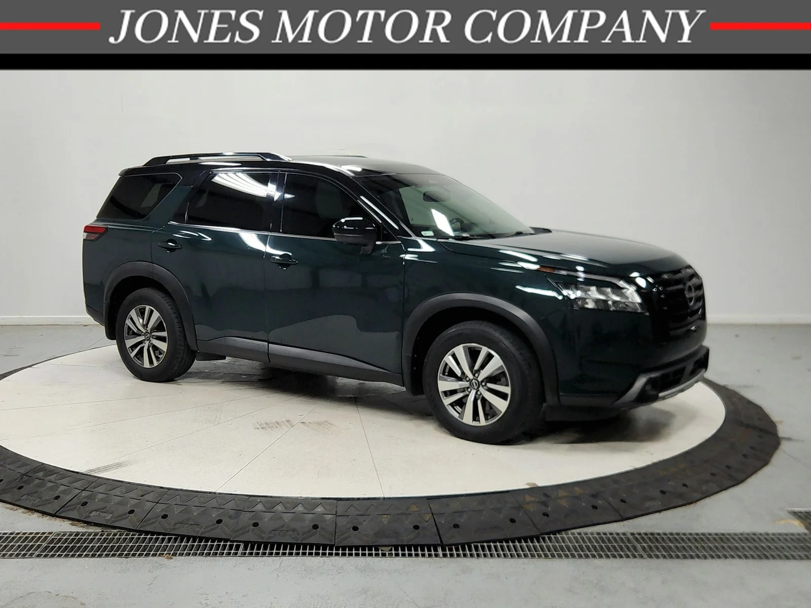 Used 2022 Green 2 Tone Nissan SL image 1