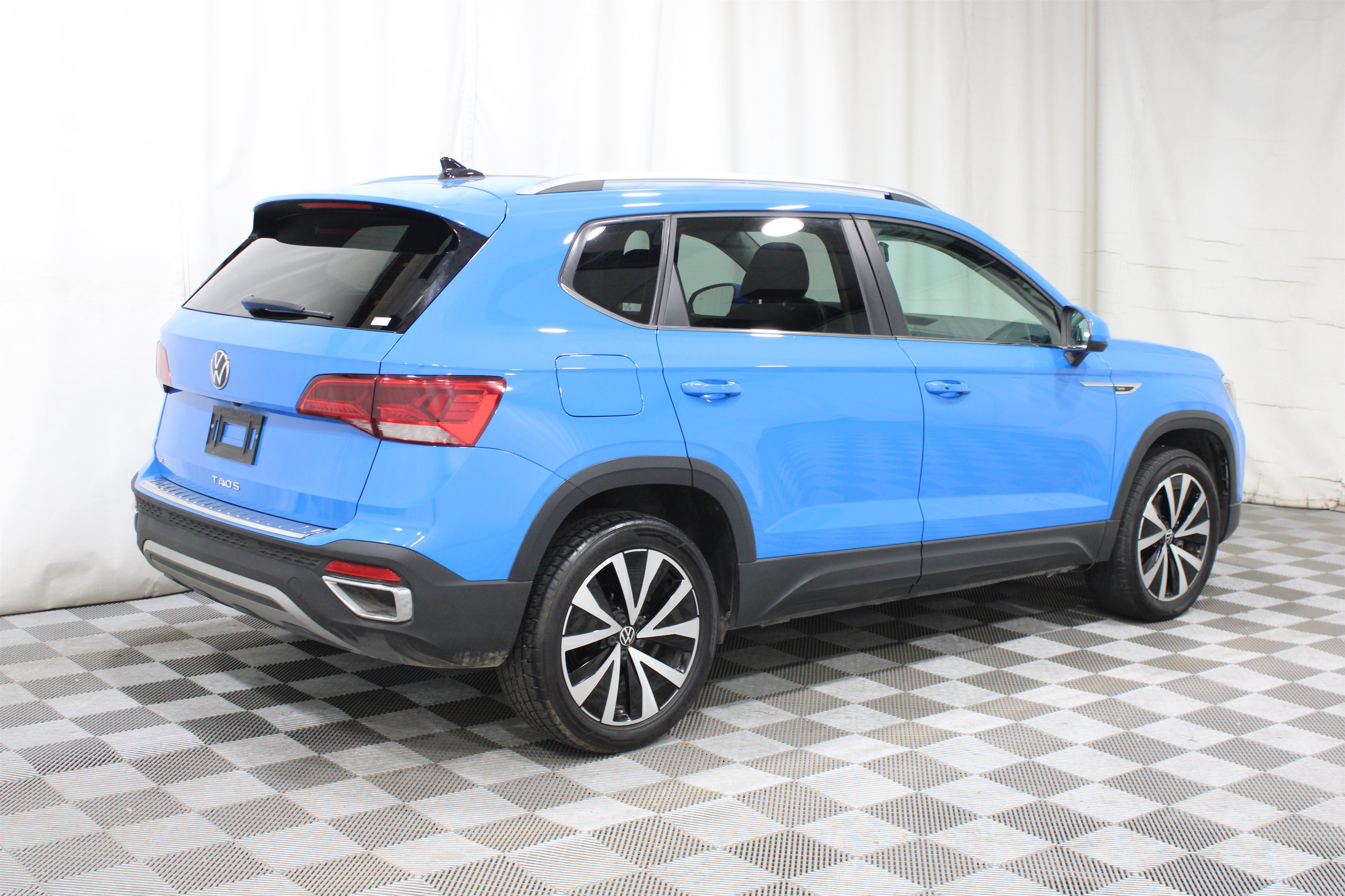 Used 2022 Blue Volkswagen SE image 28