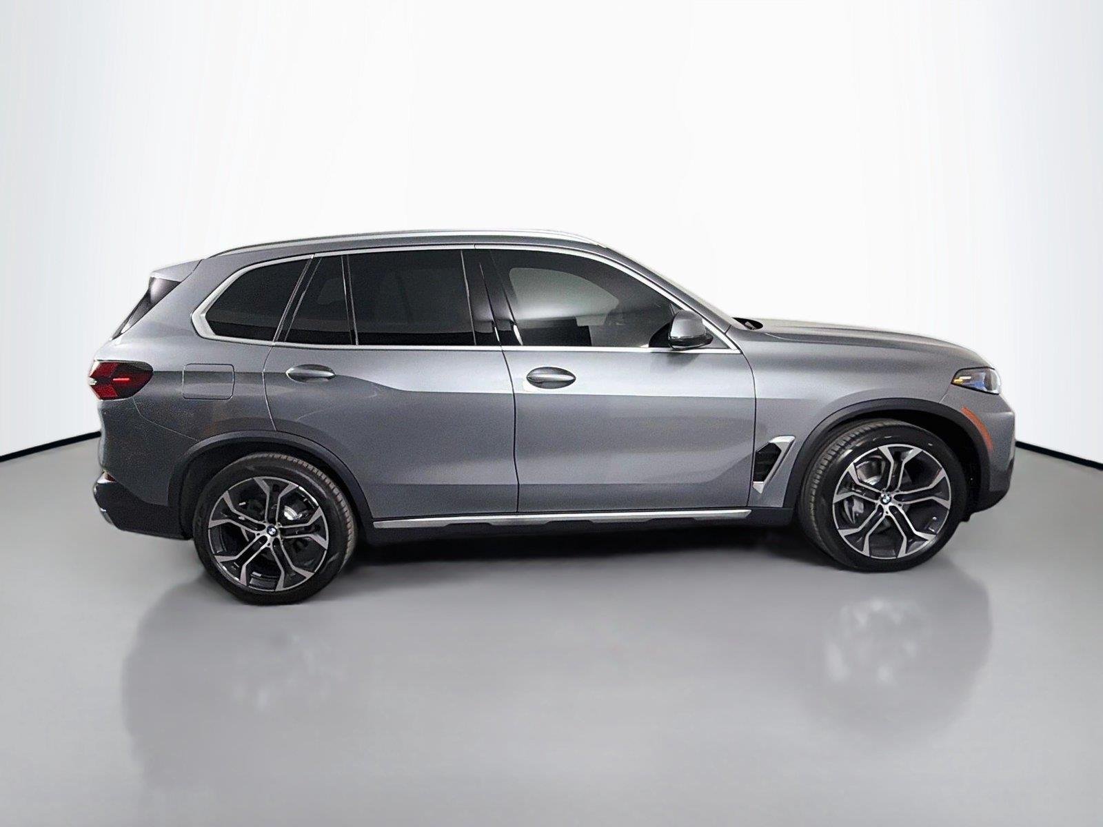 New 2026 Skyscraper Grey Metallic BMW sDrive40i image 4