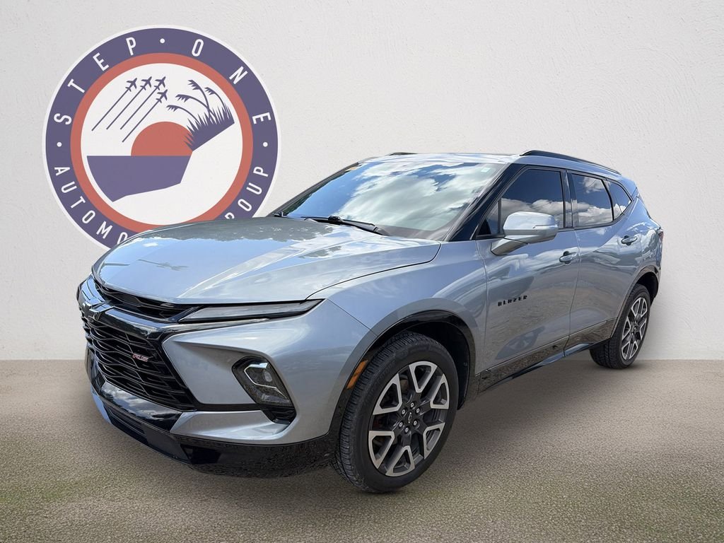 Used 2023 Gray Chevrolet RS image 3
