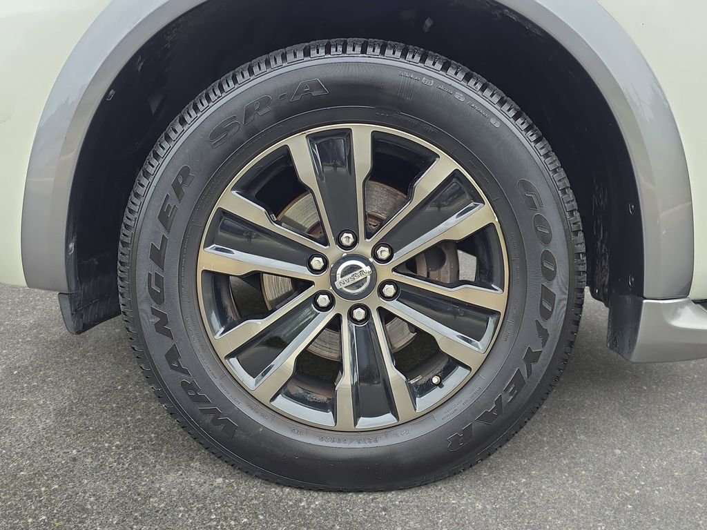 Used 2017 White Nissan Platinum image 32