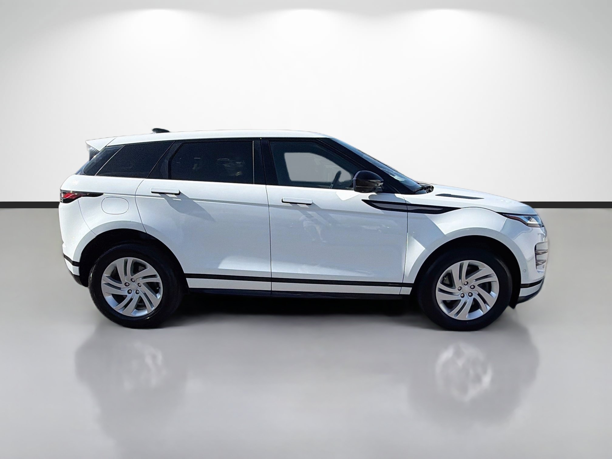 Used 2021 Fuji White Land Rover R-Dynamic S image 2