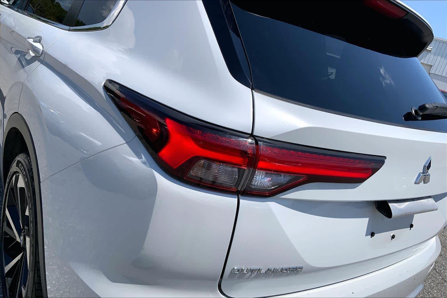 Used 2024 White Diamond Mitsubishi SE image 25