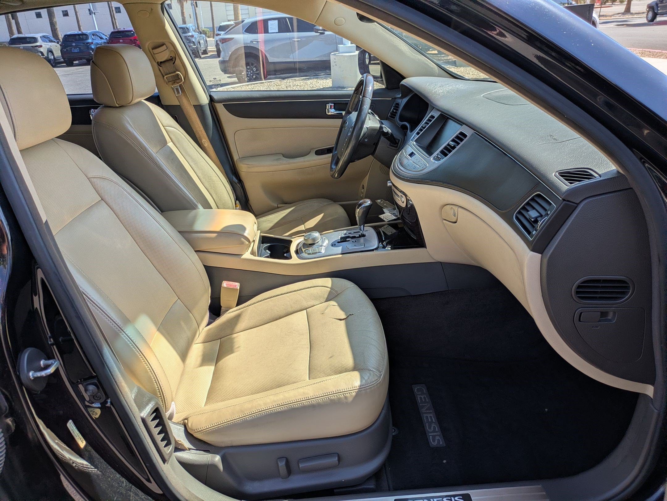 Used 2011 Black Noir Pearl Hyundai 4.6 image 31