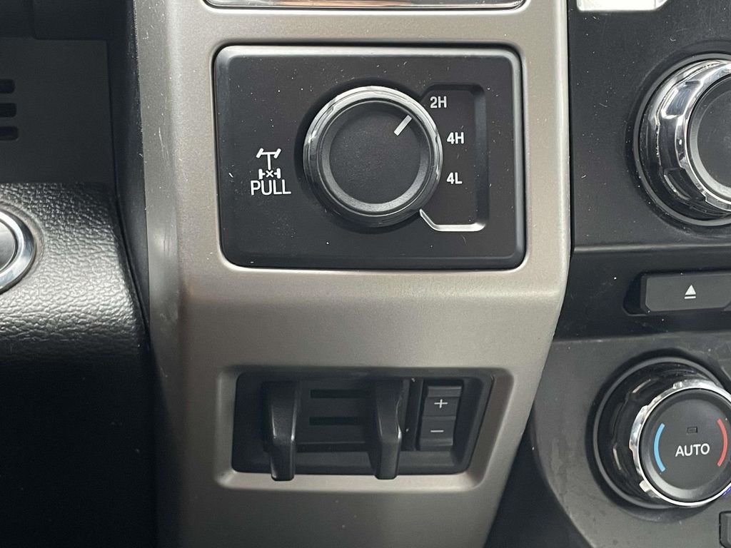 Used 2017 White Platinum Metallic Tri-Coat Ford Lariat image 20