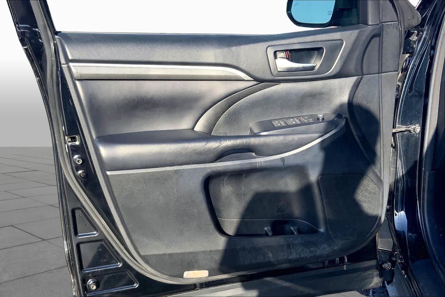 Used 2018 Midnight Black Metallic Toyota XLE image 22