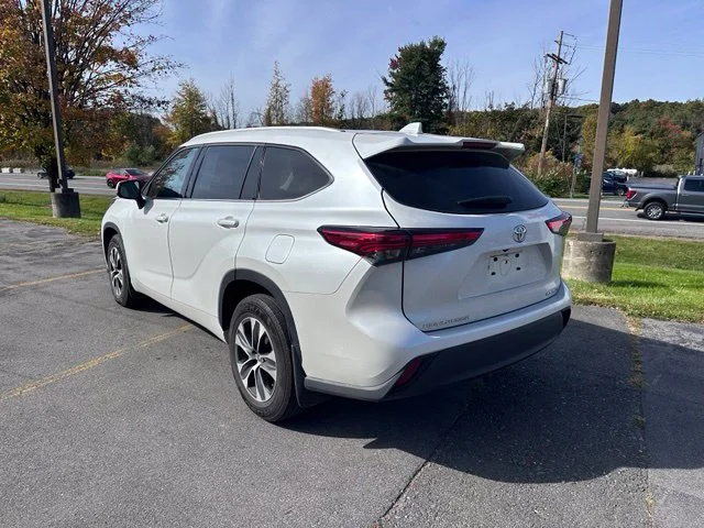 Used 2022 Beige Toyota XLE image 5