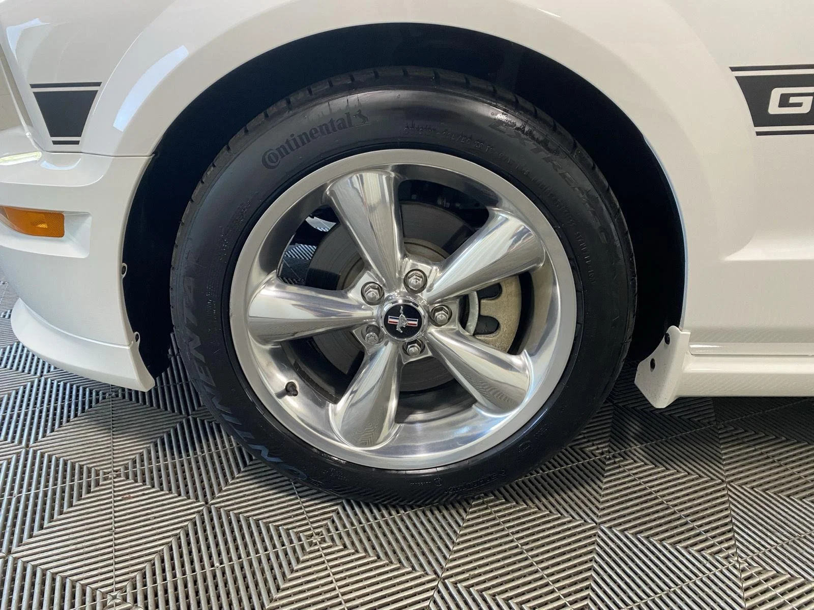 Used 2008 Performance White Clearcoat Ford GT Deluxe image 11