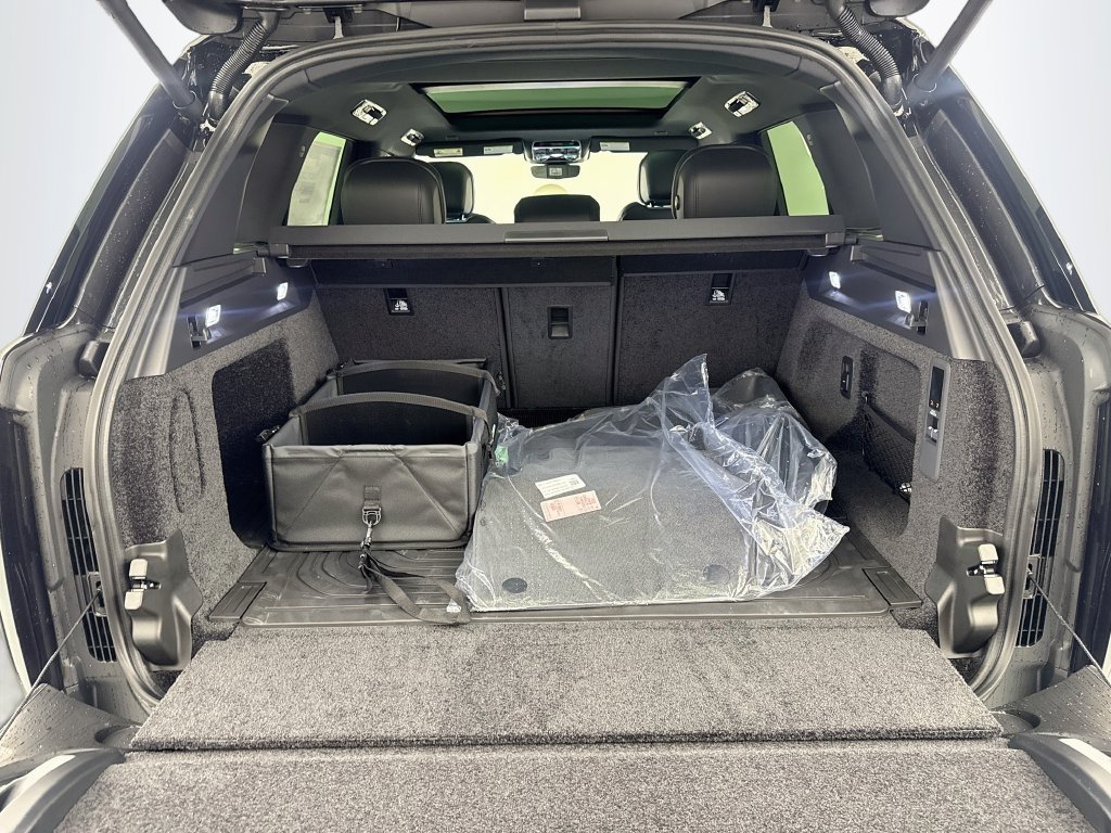 New 2027 Carpathian Grey Land Rover SE image 27