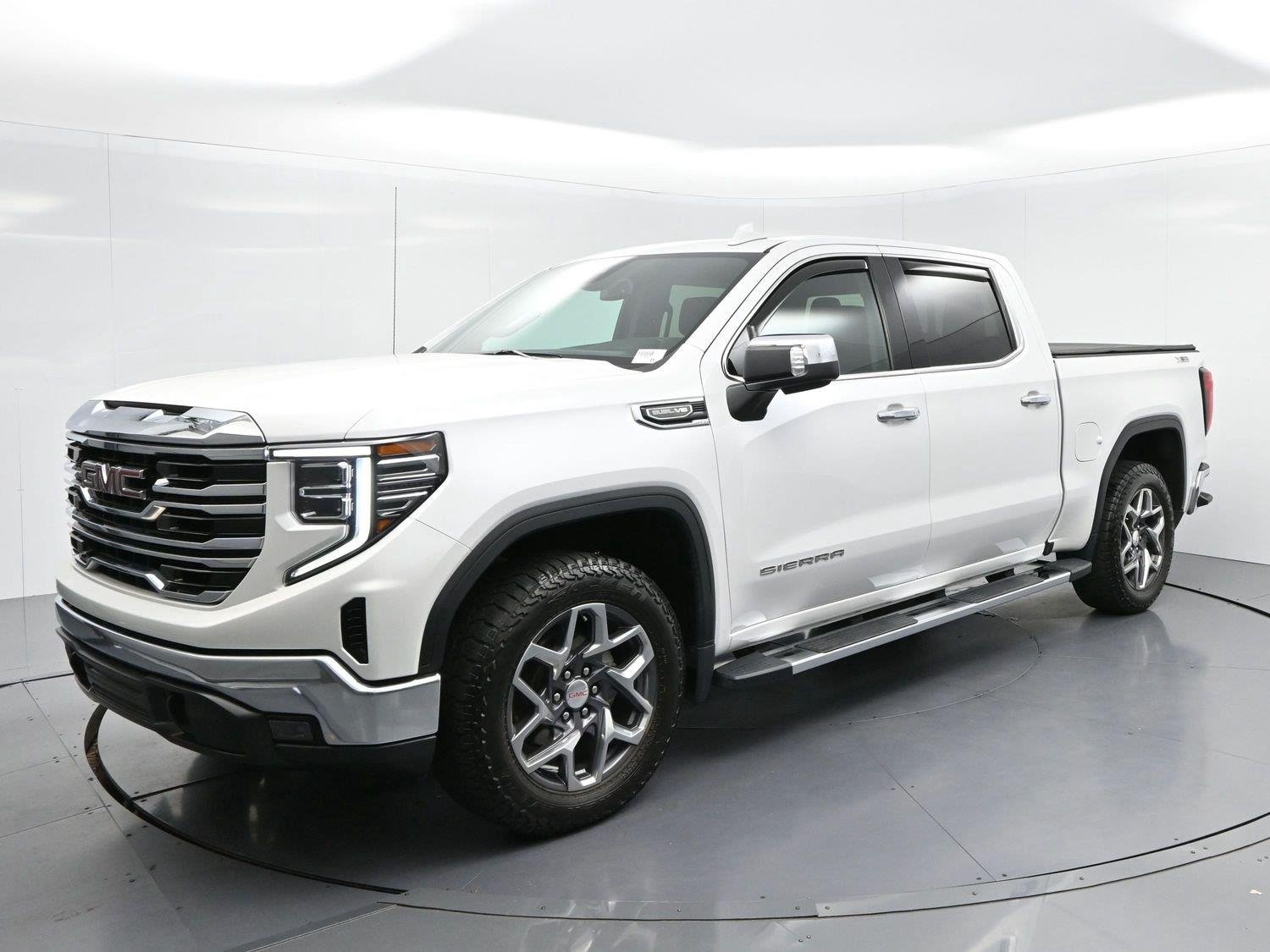 Used 2023 White Frost Tricoat GMC SLT image 4