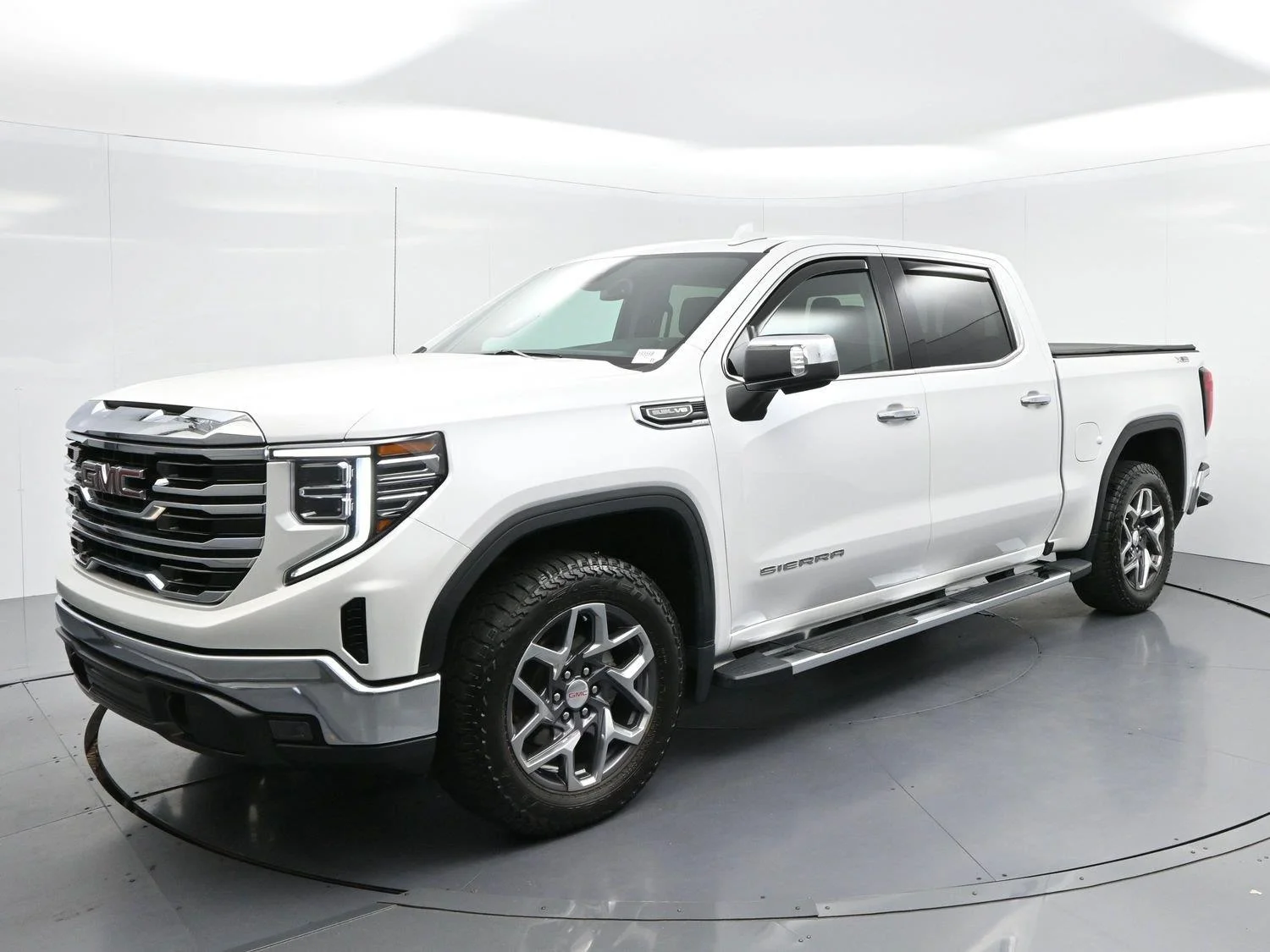 Used 2023 White Frost Tricoat GMC SLT image 4