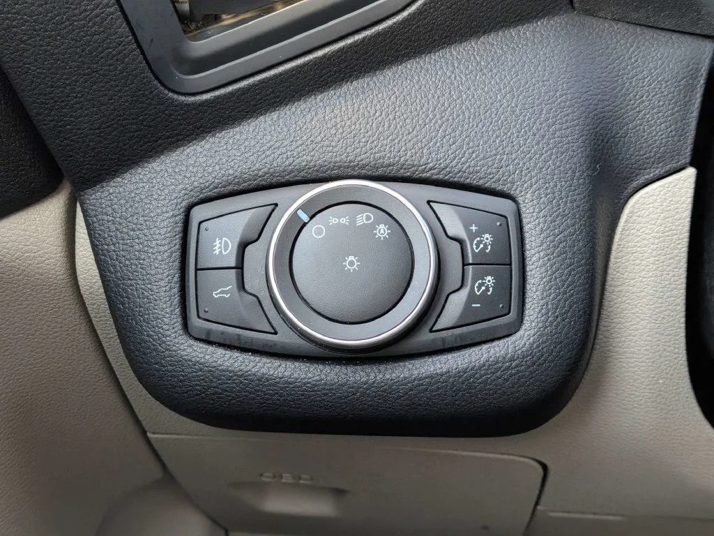 Used 2018 Oxford White Ford SE image 19