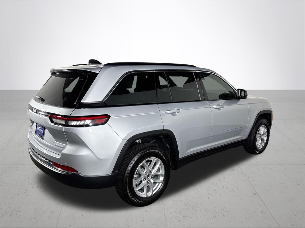 New 2026 Silver Zynith Exterior Paint Jeep Laredo image 6