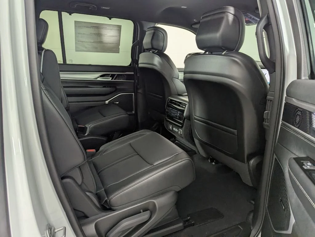 New 2026 Bright White Clear-Coat Exterior Paint Jeep Limited Altitude image 28