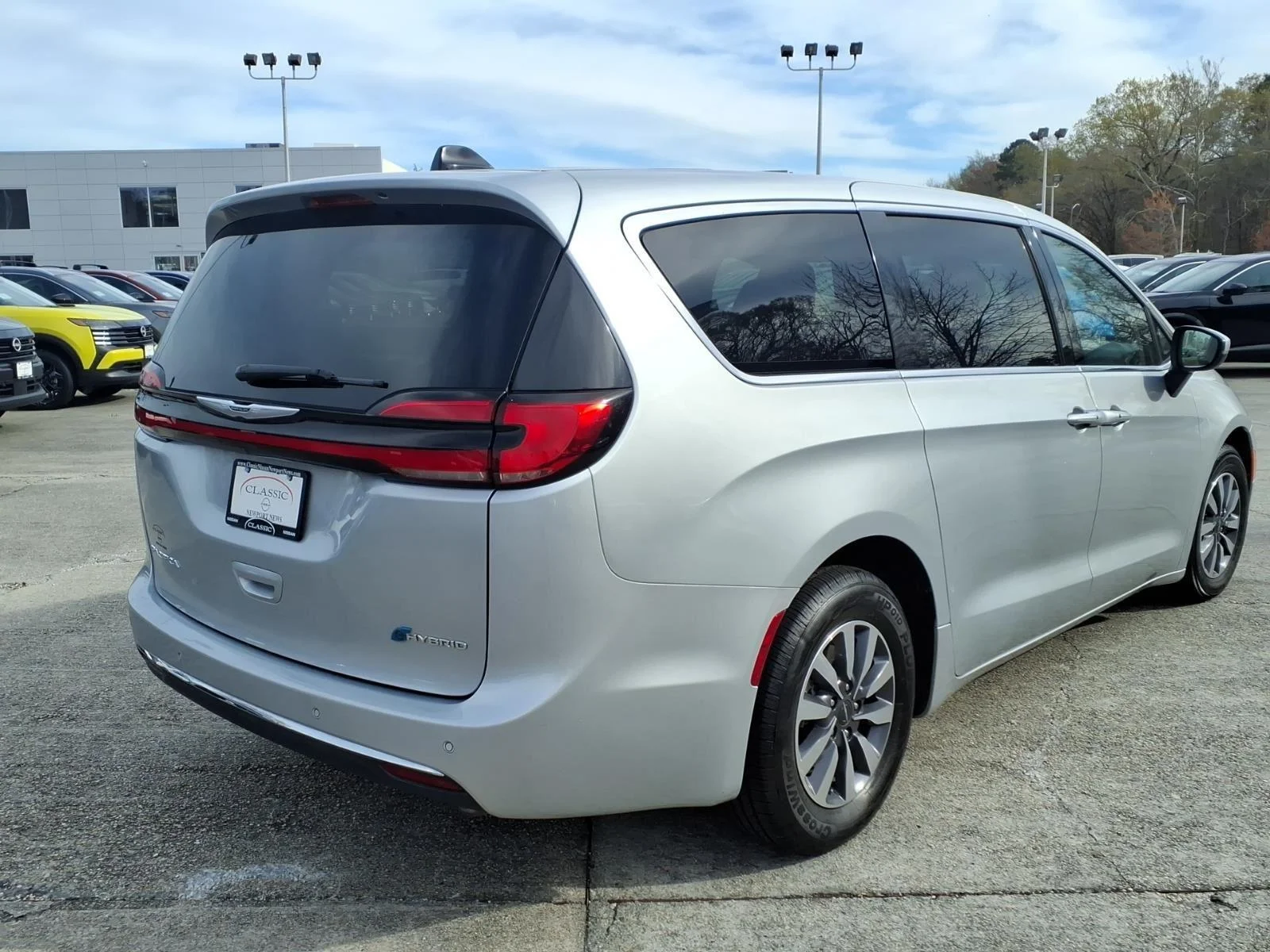 Used 2023 Silver Mist Clearcoat Chrysler Hybrid Touring L image 7