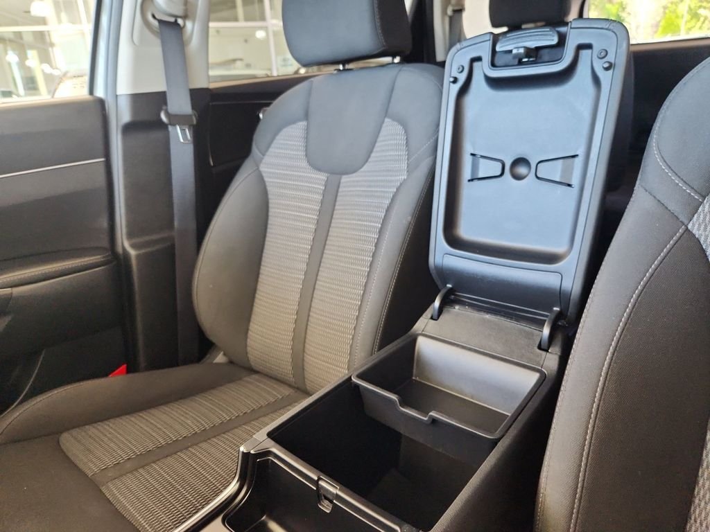 Used 2023  Kia LX image 29