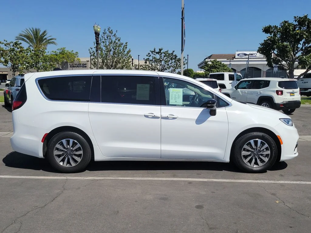 Used 2024 White Chrysler Select image 31