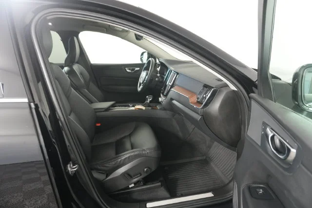 Used 2021 Onyx Black Metallic Volvo T5 Momentum image 31