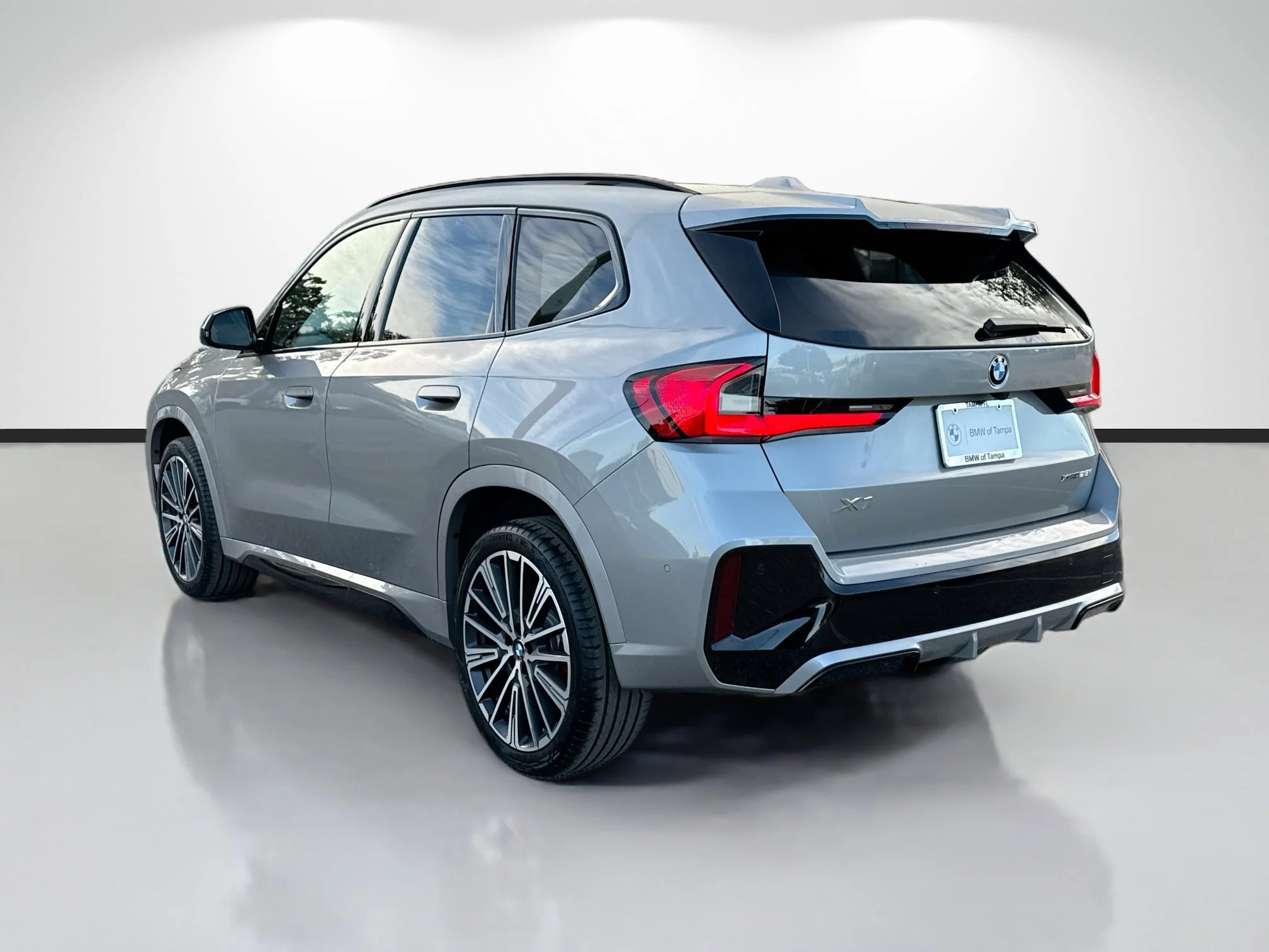 New 2026 Space Silver Metallic BMW xDrive28i image 5