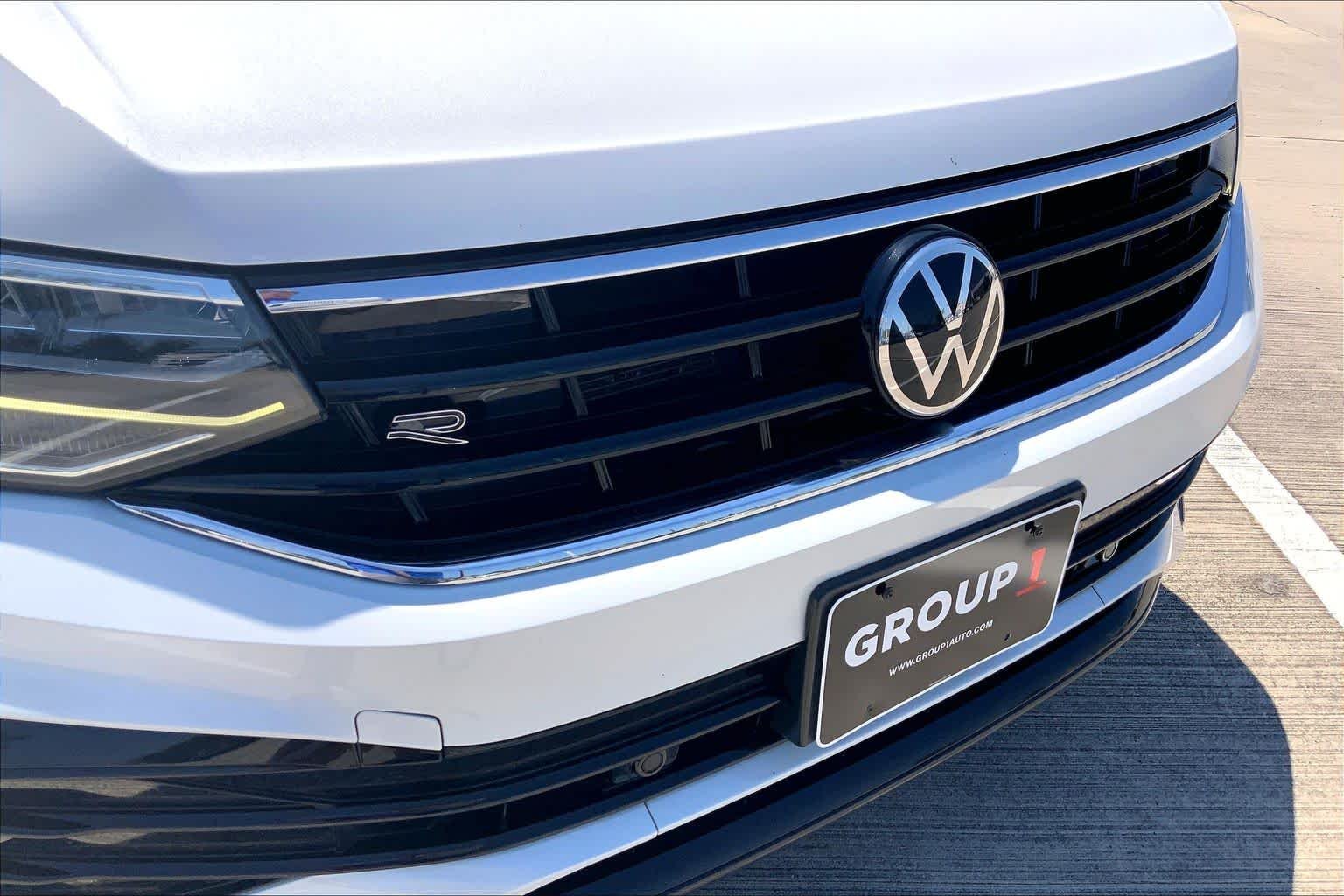 Used 2022 Oryx White Pearl Volkswagen SE R-Line Black image 29
