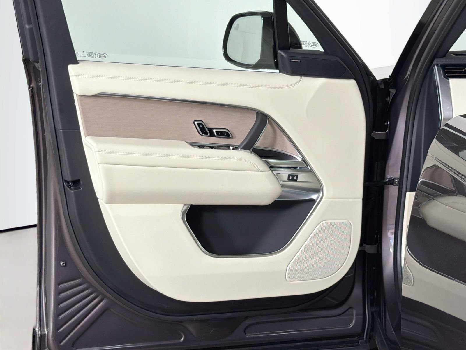 New 2026 Charente Grey LAND ROVER SE image 20