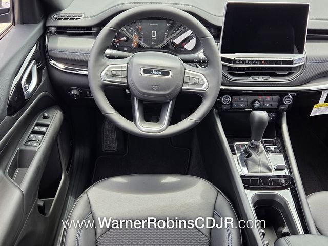 New 2026 Diamond Black Crystal Pearl-Coat Exterior Paint Jeep Latitude image 7