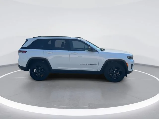 Used 2022 White Jeep Altitude image 8