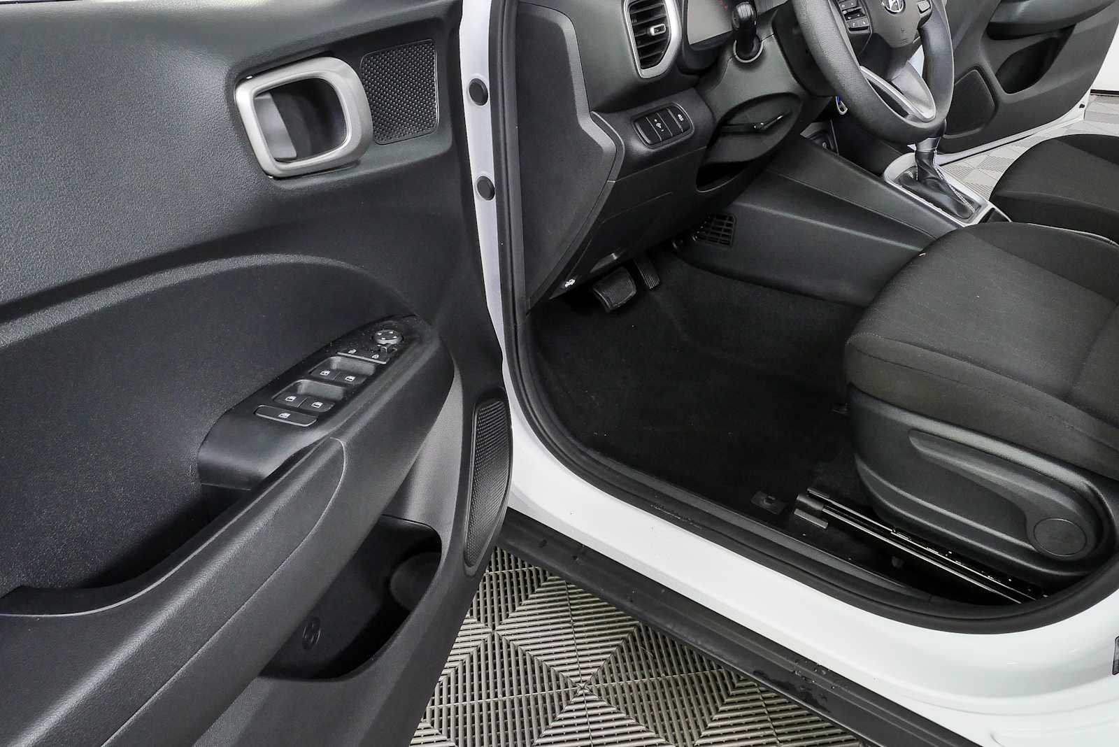 Used 2023 Lunar White Hyundai SE image 5