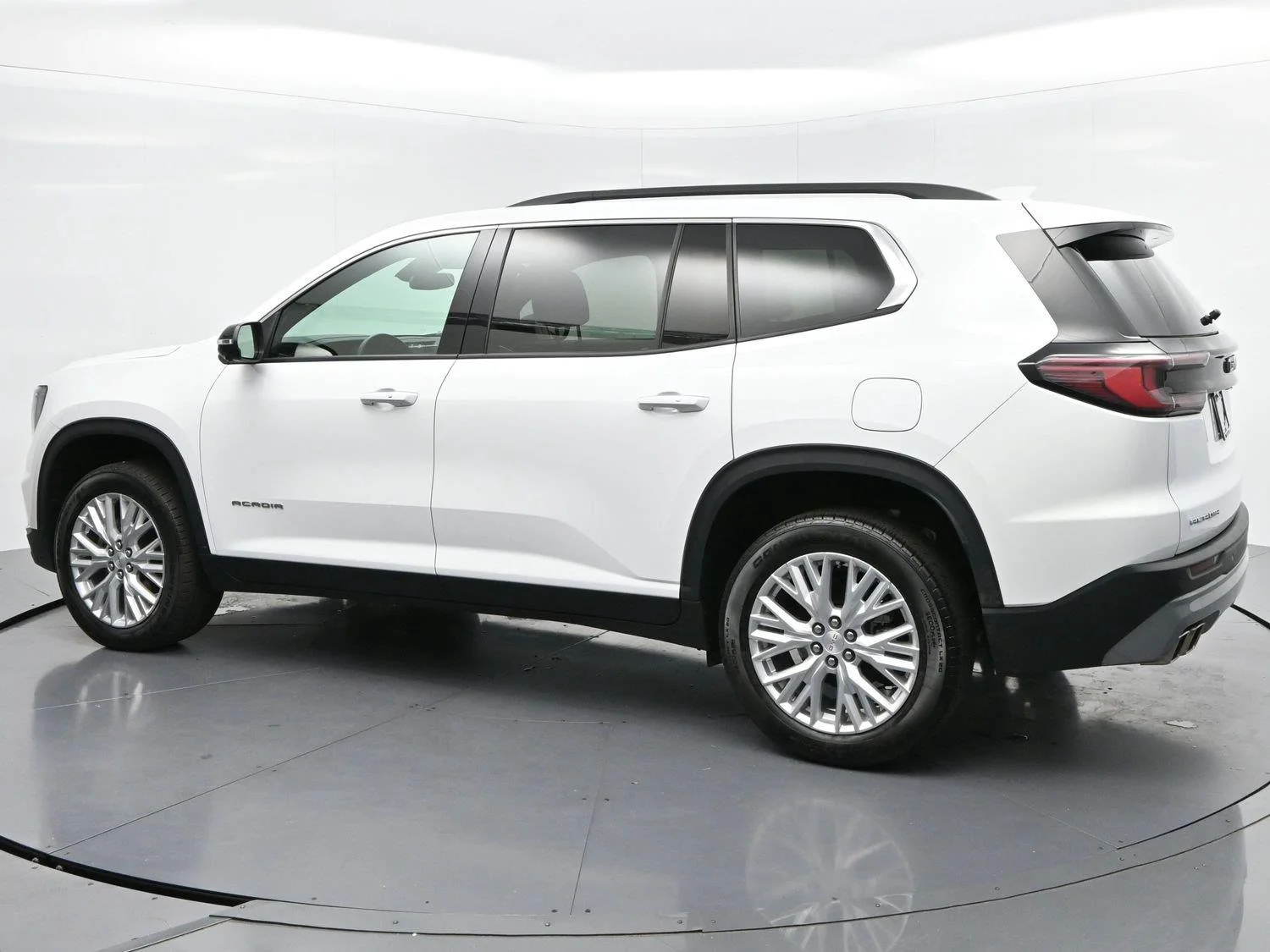 Used 2024 Summit White GMC FWD Elevation image 5