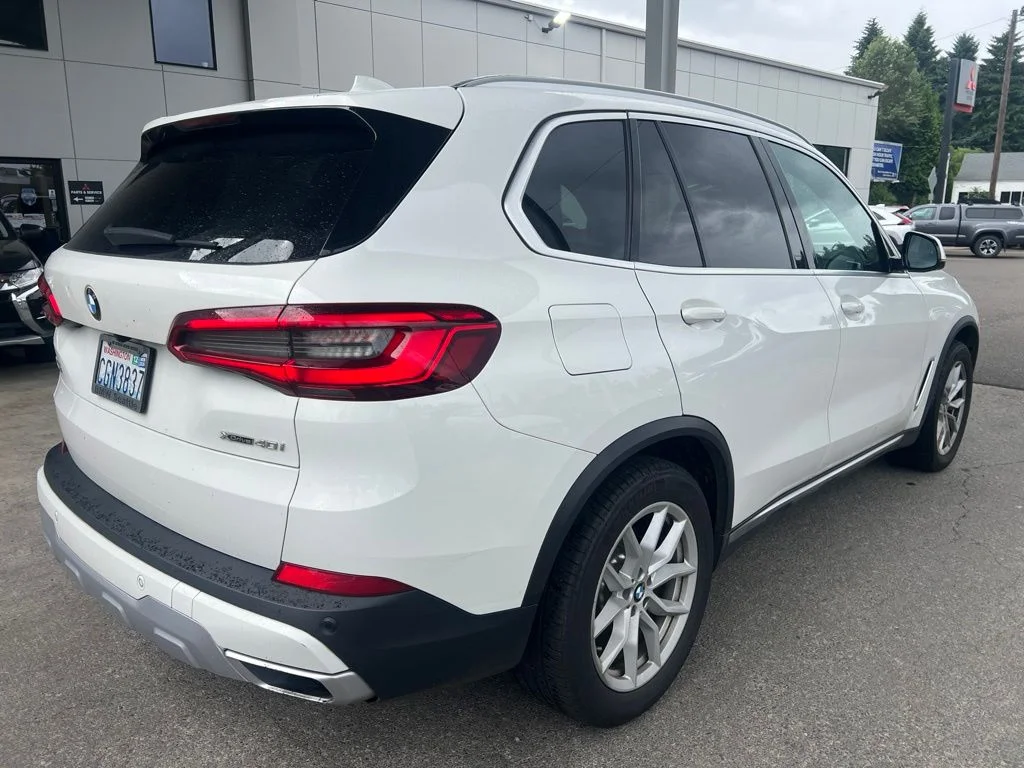 Used 2019 White BMW xDrive40i image 4