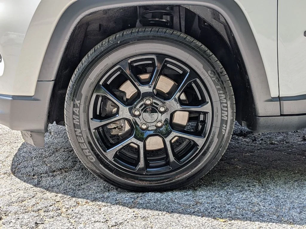 Used 2023 White Jeep Latitude image 26