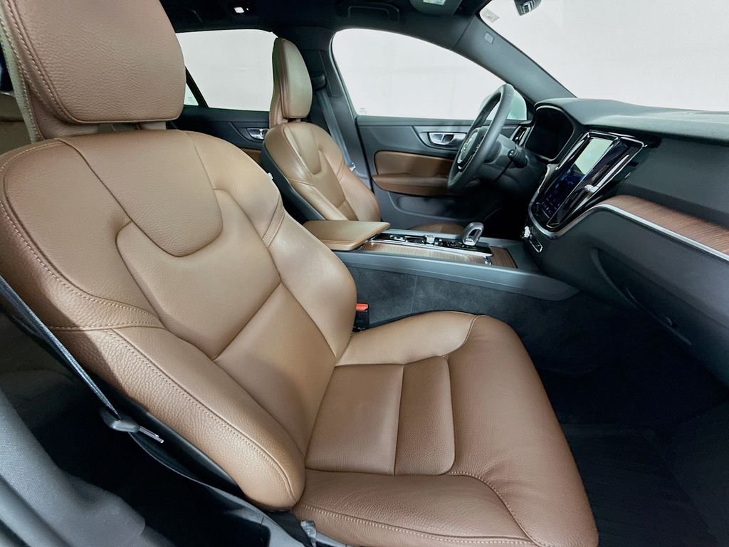 Used 2024 White Volvo B5 Plus image 30