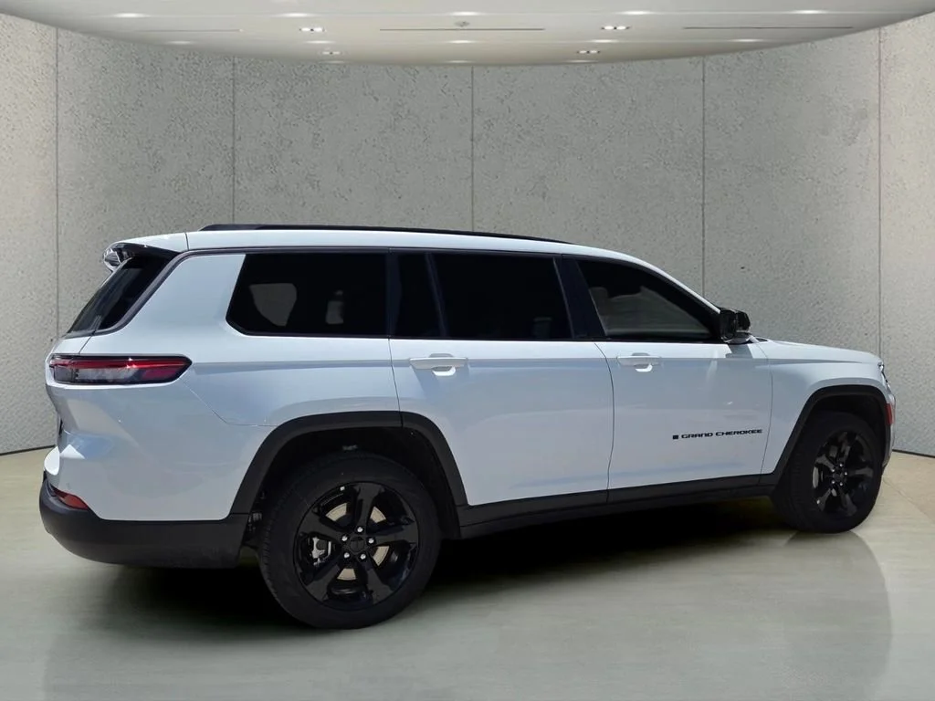New 2026 Bright White Clear-Coat Exterior Paint Jeep Limited image 4
