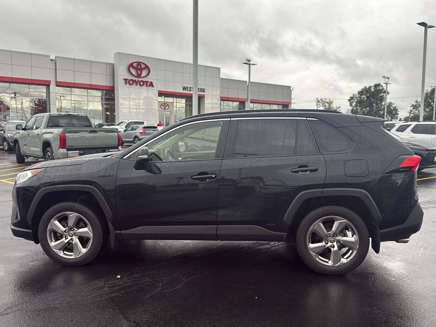 Used 2021 Midnight Black Metallic Toyota XLE Premium image 6