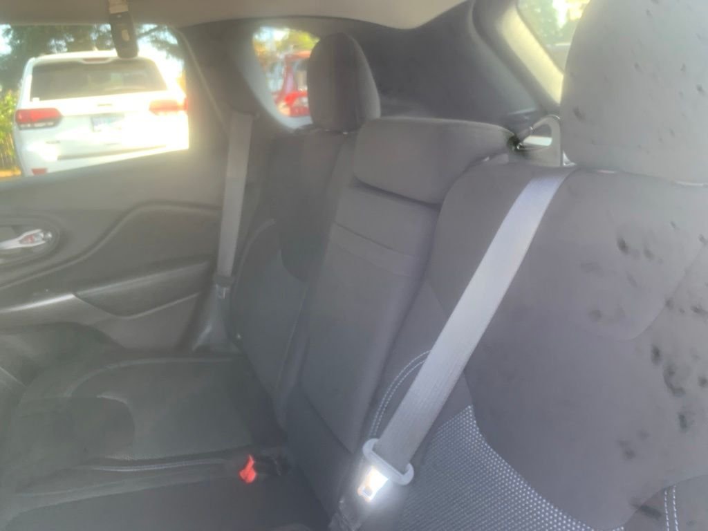 Used 2019 Diamond Black Crystal Pearlcoat Jeep Latitude image 21