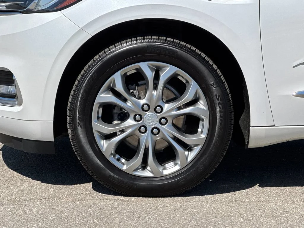Used 2021 WHITE FROST TRICOAT Buick Avenir image 32