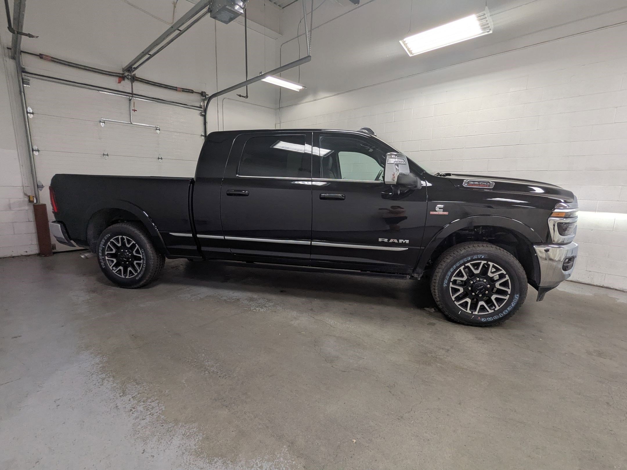 New 2025 Diamond Black Crystal Pearl-Coat Exterior Paint RAM Limited image 3