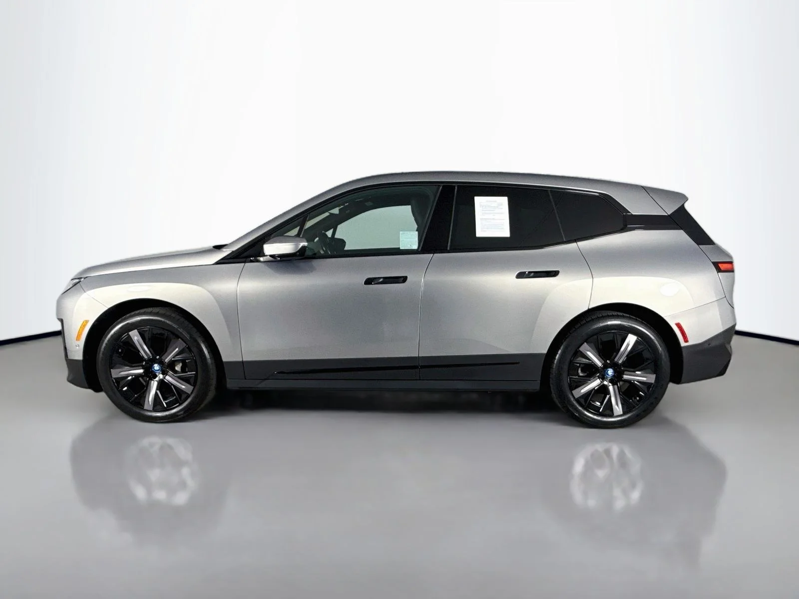 Certified Used 2024 Oxide Gray Metallic BMW xDrive50 image 4