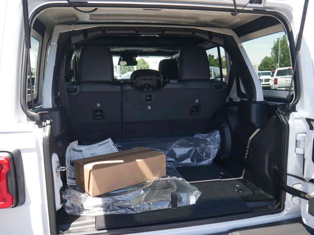 New 2026 Bright White Clear-Coat Exterior Paint Jeep  image 8
